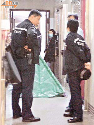 警員用帳篷將屍體遮蓋，一名女子在現場助查。	（蕭添榮攝）