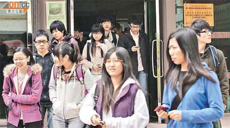 荃灣官立中學是其中一個高考中文聆聽試場，有個別學生表示過程中曾出現「沙沙聲」，但大部分均指沒大問題。	（梁耀榮攝）