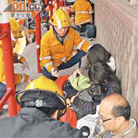 傷者坐於路旁等候救援，有母親手抱女兒待救。