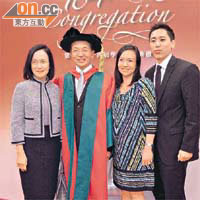 貿發局主席蘇澤光（左二）與太太（左一）、女兒（右二）及女婿分享得獎喜悅。	（楊歡成攝）