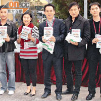 百仁基金核心成員幫手送書畀年輕人，左起：林智彬、莊家蕙、廖偉麟、楊華勇及湯珈鋮。