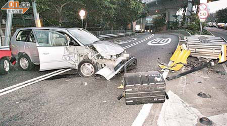 七人車撞向防撞欄後車頭損毀。	（楊偉嶽攝）