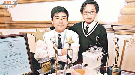 蘇俊（左）及劉政希分別獲中學及小學組的個人創作大獎殊榮。	（鍾麗珊攝）