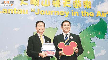 金民豪（右）與昂坪纜車董事總經理李殷泰指會繼續研究更多合作方式，開拓大嶼山旅遊。