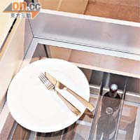 以強化玻璃層板取代傳統壓製木，使廚櫃適合潮濕天氣。