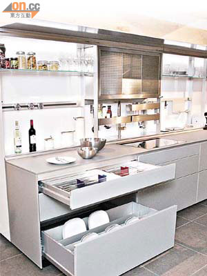 意大利品牌以強化玻璃層板及鋁合金框架，製造出無毒環保廚櫃。 （馮溢華攝）