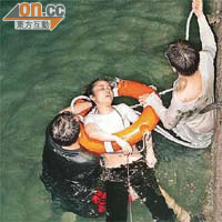 女死者陳凡（中）在次被告（右）及男途人協助下救上水面。	（資料圖片）