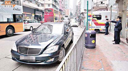 肇事房車停在路旁，警員在場調查。	（馬竟峯攝）