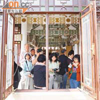 大批市民到景賢里欣賞其建築特色。