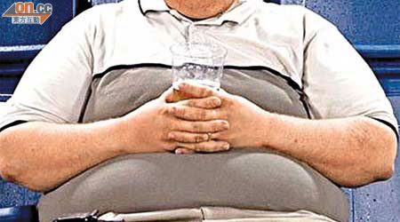 大肚腩男性患黃斑病變風險高。	（資料圖片）