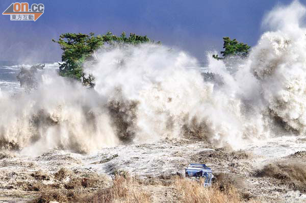 地震後海嘯席捲東北岸，調查發現巨浪最高接近三十八米。 （資料圖片）