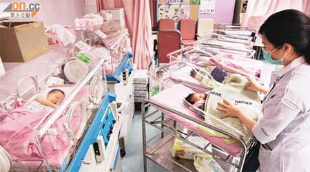 內地孕婦來港產子不斷，公立醫院婦產科負荷已近極限。	（伍鎮業攝）