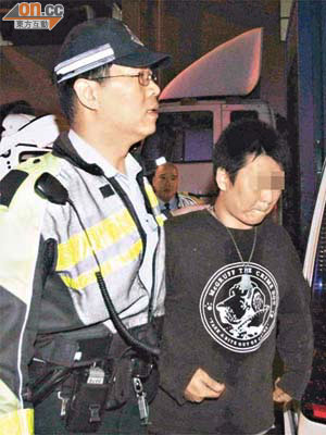 司機疑藥後駕駛被警拘捕帶走。	（劉子文攝）