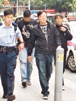 警方將其中兩名涉案男子（右一及二）拘捕。