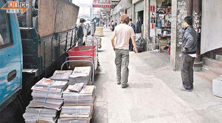 大批包括《頭條日報》的免費報紙，放置在廢紙回收店外，仍未拆封。	（林少兒攝）