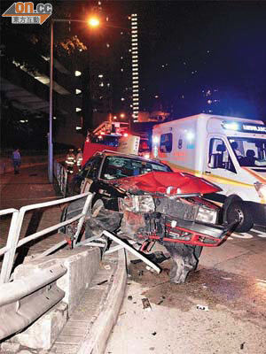 慈雲山意外中，肇事的士車頭盡毀。	（林振華攝）
