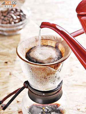 咖啡有利尿效果，因為咖啡因會加速身體排出水分。