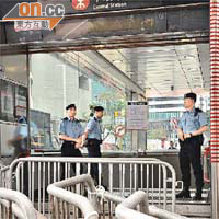 警方封閉鄰近立法會大樓的港鐵入口。	（黃仲民攝）