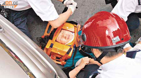 被貨車撞傷女子倒於七人車旁，由救護員急救後送院。	（李子強攝）