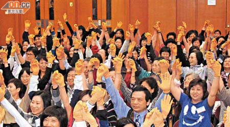 有營食客昨誓師，高舉雙手表明支持健康飲食模式。	（成依華攝）