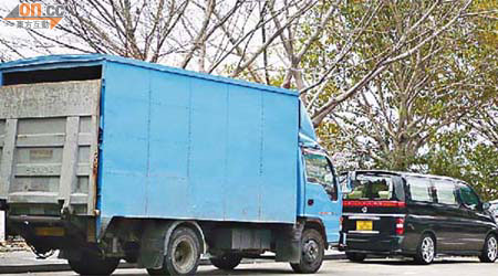 上水彩園路一帶的貨車專用咪錶位被私家車佔用。