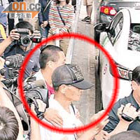 吳旭輝（紅圈示）要由警察協助開路進出法庭。	（胡耀威攝）