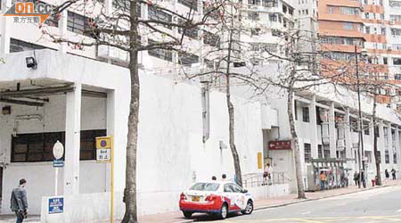 廣華醫院對出多棵木棉樹遭辣手摧花，餘下光禿禿的樹幹。