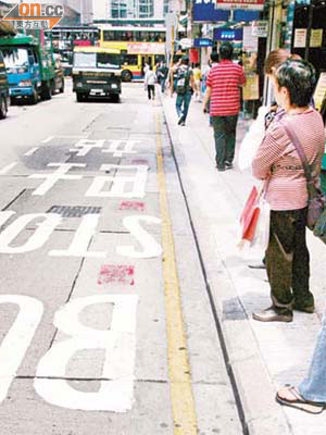 域多利皇后街馬路地下出現艾未未塗鴉像。		（馬竟峯攝）