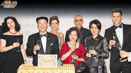 Macau Tatler舞會<br>呂志和（左二）獲獎，與太太（紅衫）、賭王四太梁安琪（右二）及一眾好友，舉杯慶祝。	（霍振鋒攝）