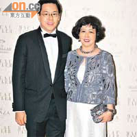 行政會議成員梁智鴻太太（右）撇低老公，搵嚟剛從泰國返港度假嘅囝囝Eric做伴。