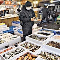 輻射危機瀰漫，日本築地魚市場生意重創，供港魚獲亦減少。