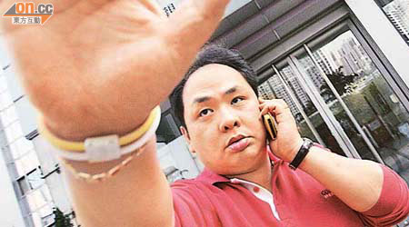 男被告王滿華昨離庭時，欲遮擋記者的鏡頭。