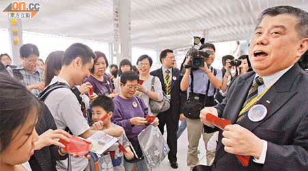 日本電視台派人員採訪昨日香港遊日團出發情況。	（林少權攝）