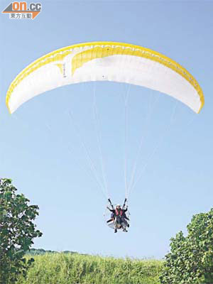 玩滑翔傘時若遇上亂流，會容易發生意外。（資料圖片）