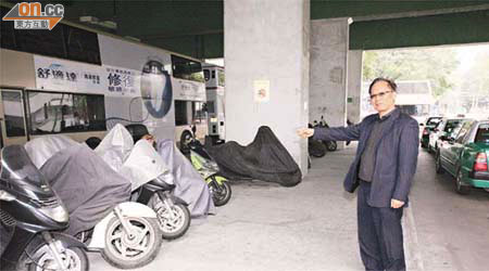 李洪森指田景邨一帶電單車泊位嚴重不足，巴士總站旁行人路淪為違泊黑點。