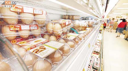 雞蛋價格上升，端午節勢捱貴蛋，營養師陳國賓推介以十元材料炒出來的蘑菇燕麥炒蛋。（何耀其攝）