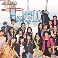 「天際100」昨開始試業，近四千市民入場欣賞香港的迷人景觀。	（黎達豪攝）