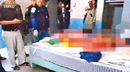泰國警方人員在港漢自殺現場調查。（有線畫面）