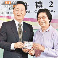 做愛滋病義務工作近廿年陳小娟（右）昨獲頒傑出表現義工獎。	（何昀諺攝）