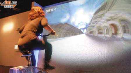 市民可試踏虛擬單車，看到虛擬光速世界下四周的影像。	（翁志偉攝）
