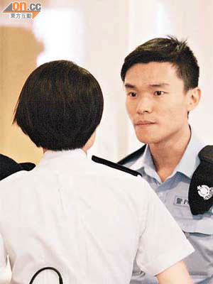 遇襲受傷警員（右）向同袍講述事件。