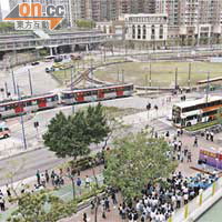 港鐵計劃在輕鐵天榮站興建多座樓宇。	（何天成攝）
