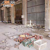 在荒廢沙倉閣樓發現的大批爆竹煙花，全部被搬到地面。