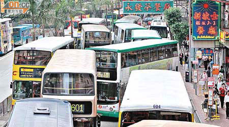 議員質疑香港塞車元兇是巴士和的士，當局不應「冤枉私家車」。	（資料圖片）