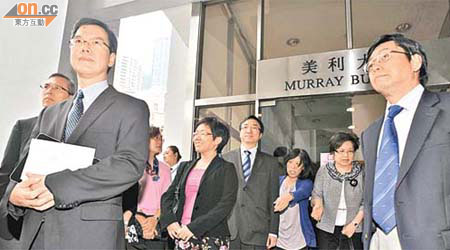 約二十名香港新生兒服務關注組成員昨日與周一嶽會面，希望減輕公立醫院兒科部門壓力。	（蕭毅攝）