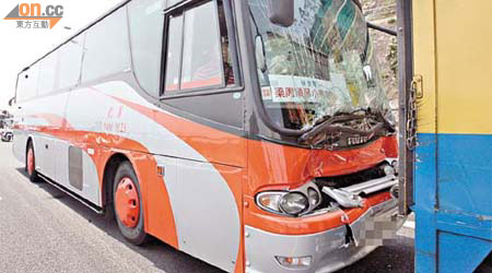 涉意外的校巴車頭嚴重損毀。	（冼耀華攝）
