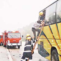 旅遊巴車頭嚴重損毀，傷者需由車尾救出。	（互聯網）