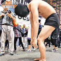 「半裸男」唐偉津批評警方，以「艾未未好敏感」為由阻撓行為藝術抗爭。	（霍振鋒攝）