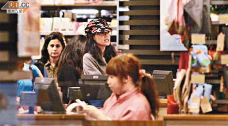 舒淇逛超市時，刻意戴帽及粗框眼鏡，免被人認出。