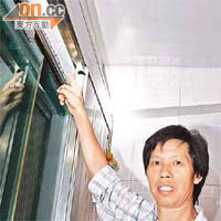 劉先生指出，高鐵爆破工程令露台玻璃閘下陷，擔心會隨時塌下傷人。